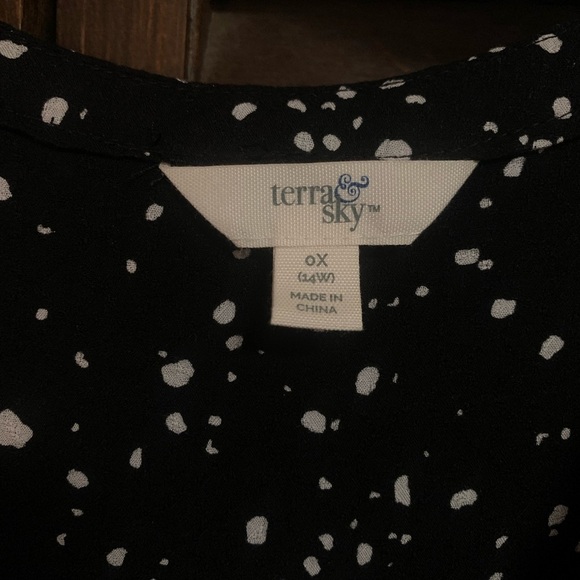 Terra & Sky Women's Plus Size Pintuck Woven Printed Quarter Sleeve V-Neck Blouse - Picture 8 of 11